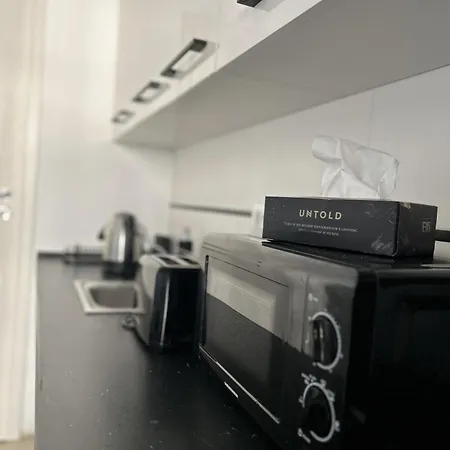 Chic With Balcony At Exigent Plaza - 05 *