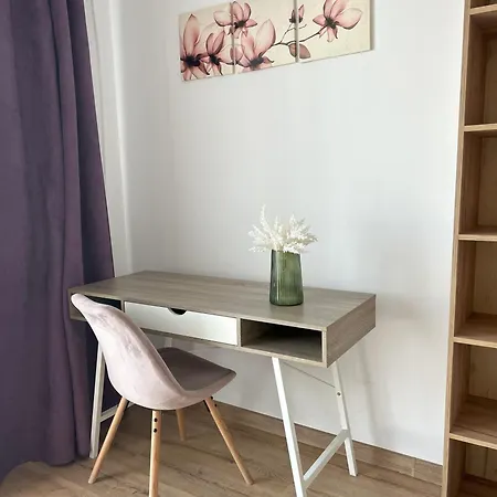 Chic With Balcony At Exigent Plaza - 05 *