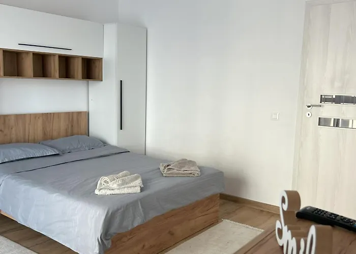 Chic With Balcony At Exigent Plaza - 05 *