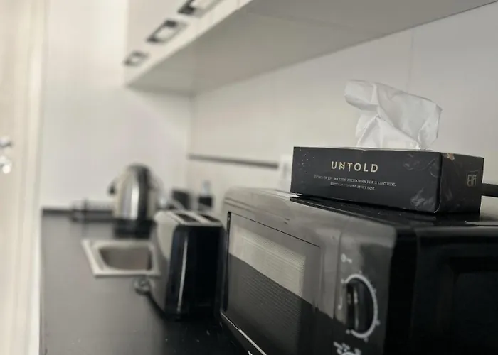 Chic With Balcony At Exigent Plaza - 05 *