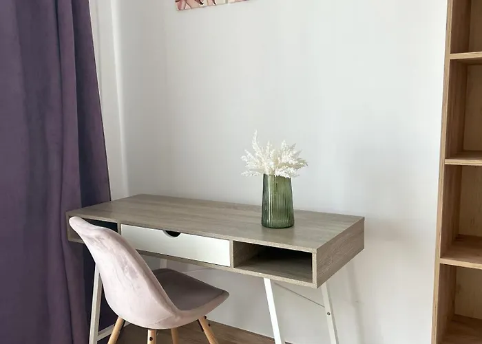 Chic With Balcony At Exigent Plaza - 05 *